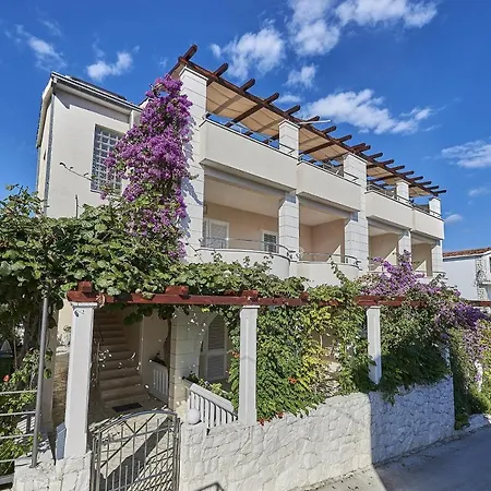 Apartment Mavarstica 17803a